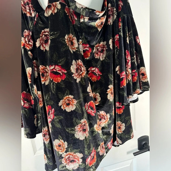 Torrid Off the Should Dark Romance Velvet Floral Top Bell Sleeve size 4x - Picture 9 of 9